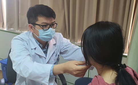 ThS, BSCK2 Nguyễn Quang Minh khám cho bệnh nhân.