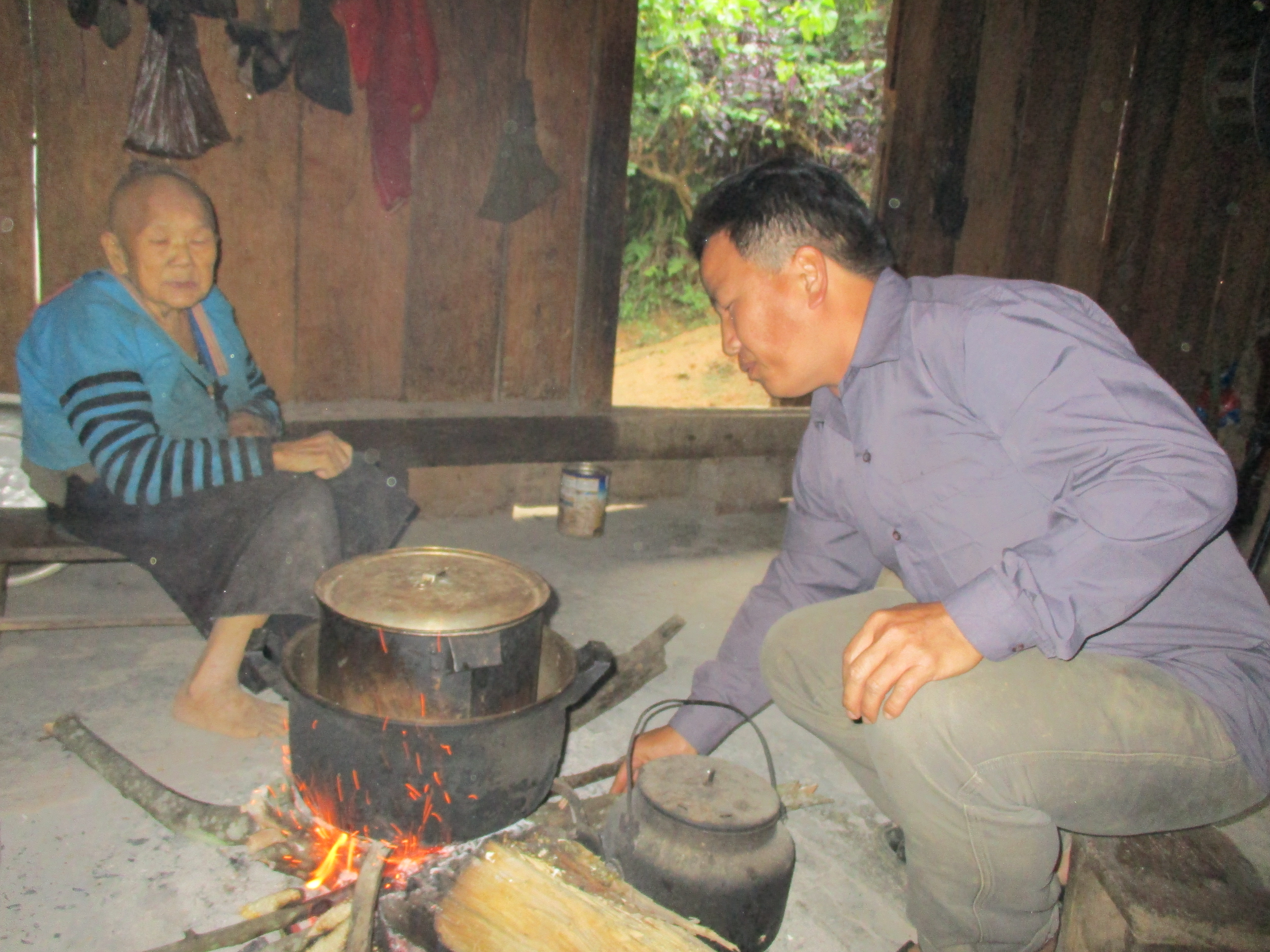 Cuộc sống của đồng bào Mông ở Mường Lát còn nhiều khó khăn vì chưa có điện lưới