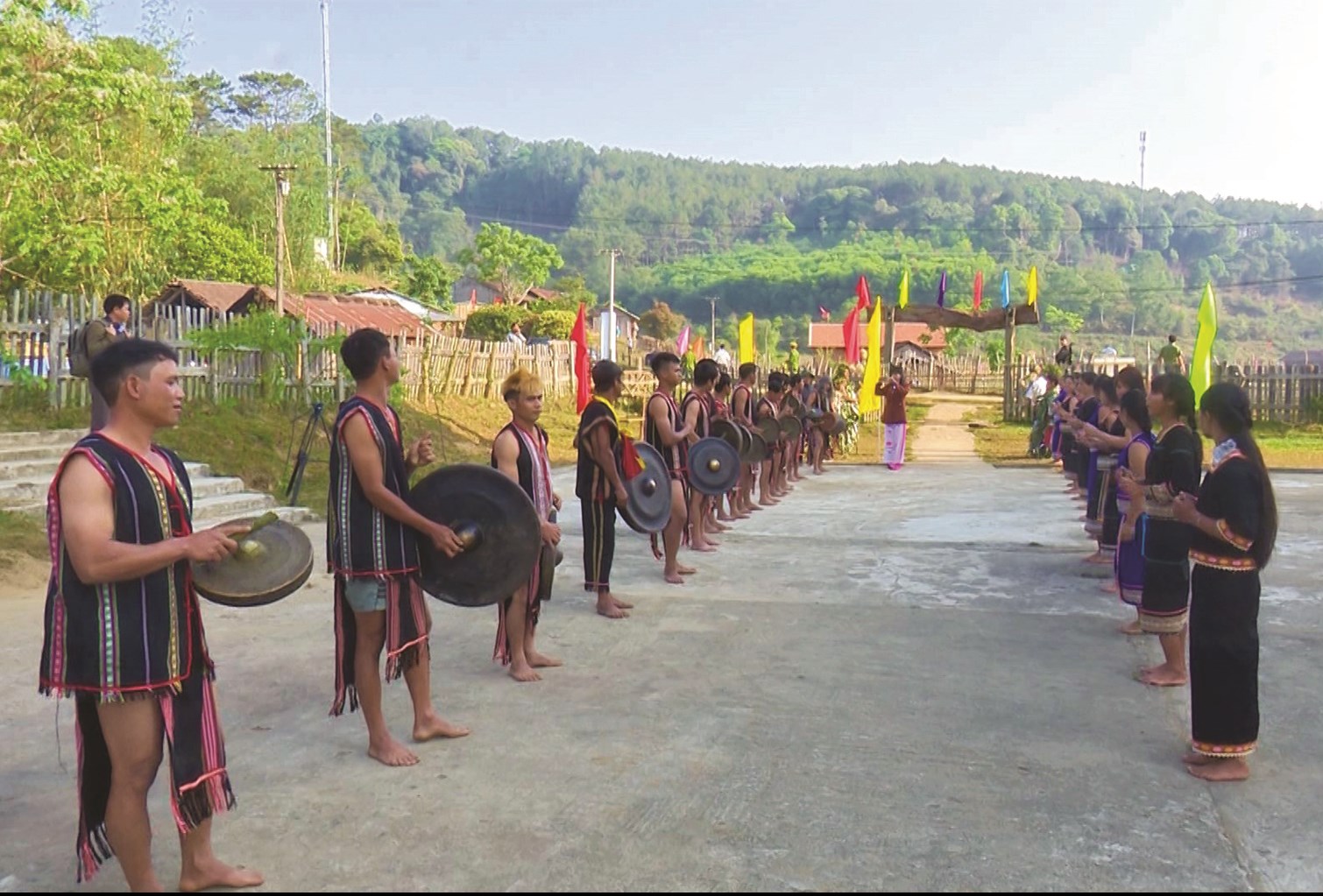 Người làng Kon Pring (TT. Măng Đen, huyện Kon Plông) biểu diễn văn hóa để phục vụ du lịch