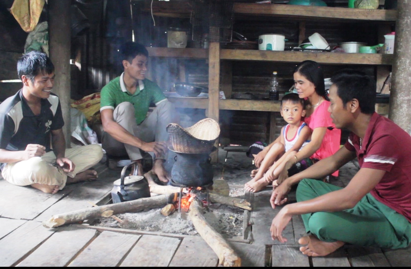 Bếp lửa gắn liền với cuộc sống của người dân tộc Bru Vân Kiều từ ngàn đời nay