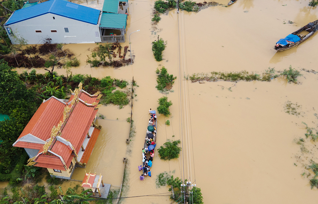 Một đường phố ở thành phố Huế chìm trong nước lũ ngày 12/10.