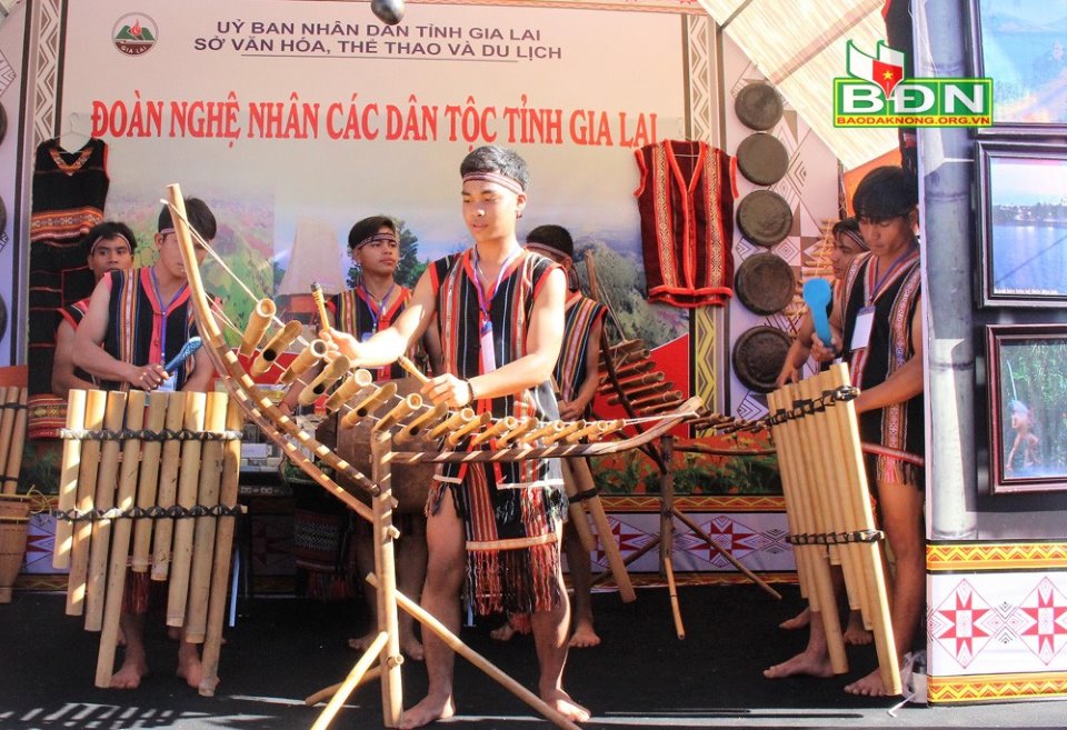 Đoàn nghệ nhân các dân tộc tỉnh Gia Lai biểu diễn tại Không gian Văn hóa thổ cẩm Việt Nam (Ảnh: BĐN)