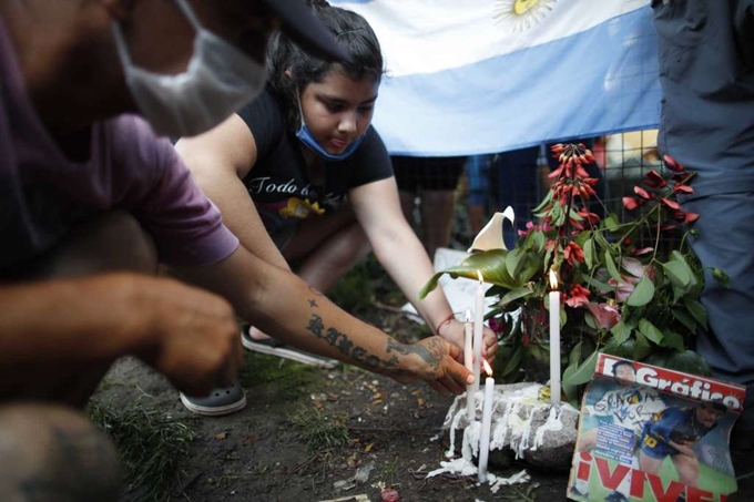 Người hâm mộ thắp nến tưởng nhớ tại Villa Fiorito - quê hương của huyền thoại bóng đá Maradona, ngày 25/11. (Ảnh: AP)
