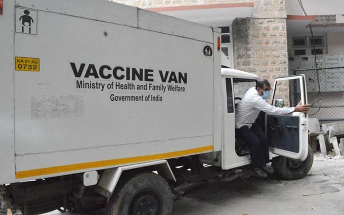 Ấn Độ đã chuẩn bị sẵn sàng các xe đông lạnh chuyên dụng chở vaccine cung cấp cho người dân. (Ảnh: Xinhua)