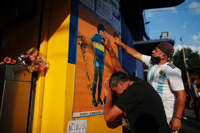 Người dân ở Buenos Aires - quê hương của Maradona, đã tự tập trung để nói lời tạm biệt huyền thoại bóng đá thế giới. (Ảnh: AP: Natacha Pisarenko)