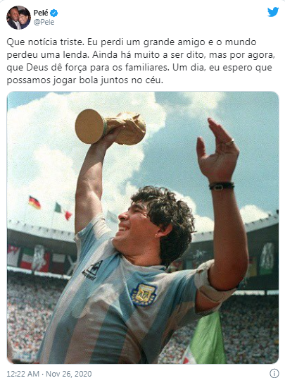 Trên trang cá nhân, huyền thoại bóng đá Brazil Pelé đã đăng tải một khoảnh khắc vinh quang trong sự nghiệp của Maradona và bày tỏ tiếc thương trước sự ra đi đột ngột của ông. Pelé hy vọng, một ngày nào đó sẽ được cùng Maradona tung một cú bóng trên thiên đường. (Ảnh: Twitter)
