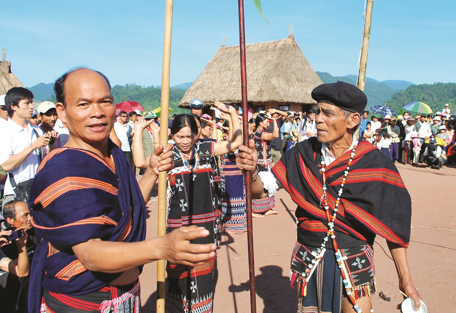 Già làng Alăng Đàn (bên trái) trong Lễ hội ăn mừng lúa mới tại làng cổ truyền thống Tây Giang.