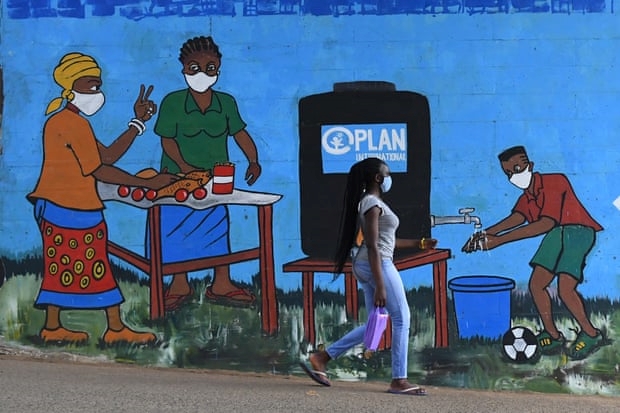 Kenya đẩy mạnh tuyên truyền cho người dân về phòng chống dịch COVID-19 thông qua những bức tranh vẽ trên tường (Ảnh: AFP) 