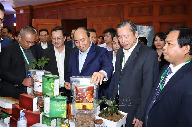 Thủ tướng Nguyễn Xuân Phúc thăm các gian hàng trưng bày sản phẩm tại diễn đàn. Ảnh: Thống Nhất/TTXVN