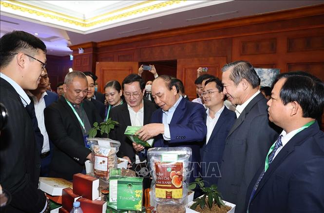 Thủ tướng Nguyễn Xuân Phúc thăm các gian hàng trưng bày sản phẩm tại diễn đàn. Ảnh: Thống Nhất/TTXVN