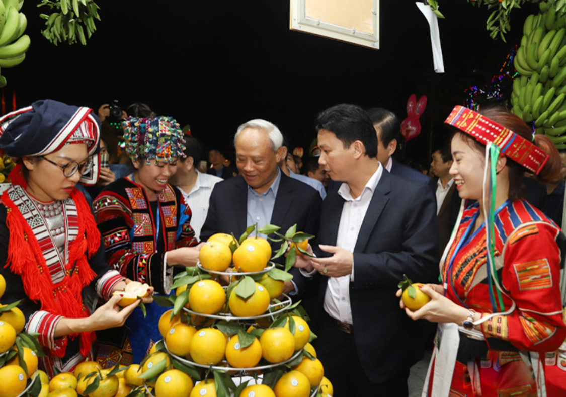 Phó Chủ tịch Quốc hội Uông Chu Lưu và lãnh đạo tỉnh Hà Giang tham quan gian hàng giới thiệu sản phẩm đặc sản của tỉnh Hà Giang. (Ảnh BHG)