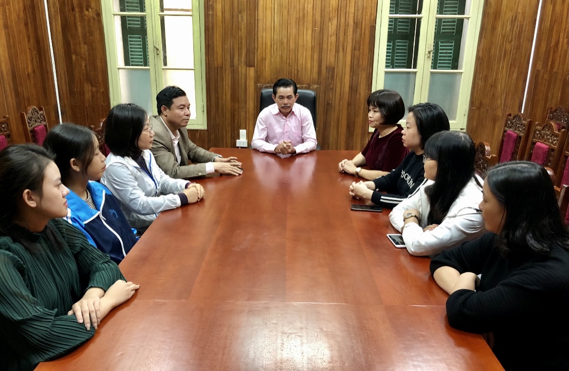 Tổng Biên tập Báo Dân tộc và Phát triển Lê Công Bình động viên và căn dặn Tao Thị Ón cố gắng học tập tốt