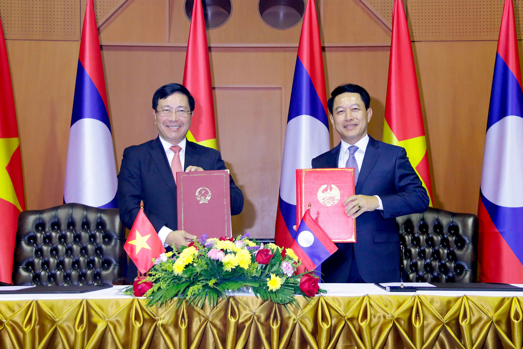 Phó Thủ tướng, Bộ trưởng Ngoại giao Phạm Bình Minh và Bộ trưởng Ngoại giao Lào Saleumsay Kommasith đã ký Thỏa thuận hợp tác giữa Bộ Ngoại giao Việt Nam và Bộ Ngoại giao Lào.