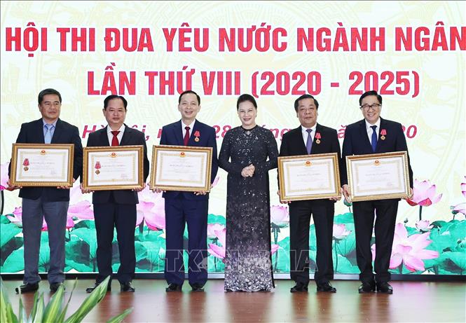 Chủ tịch Quốc hội Nguyễn Thị Kim Ngân trao Huân chương Lao động hạng Nhất cho các cá nhân, tập thể ngành Ngân hàng. Ảnh: Trọng Đức/TTXVN