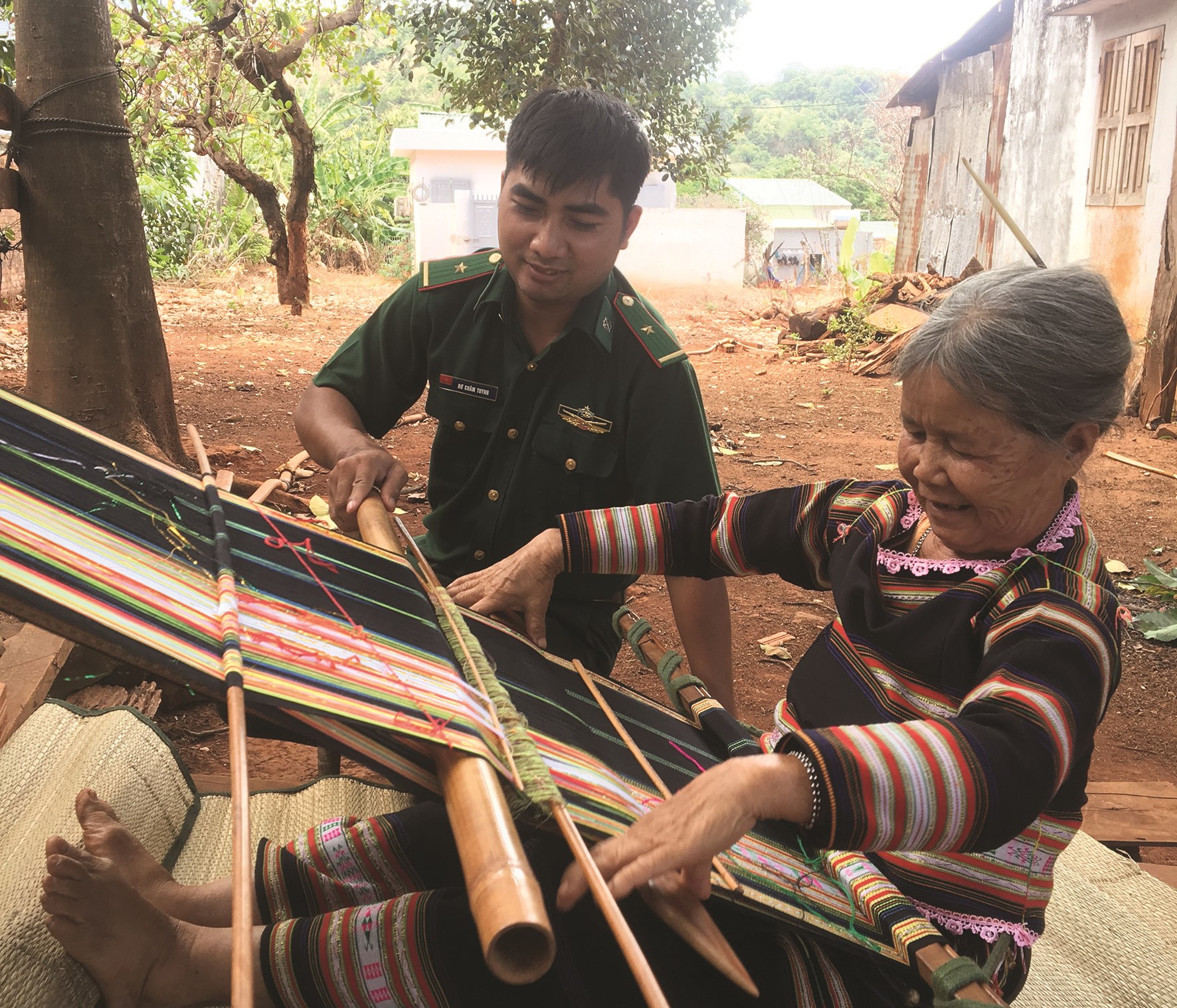 Cán bộ ĐBP Lệ Thanh vận động đồng bào dân tộc Gia Rai (xã Ia Dom) giữ nghề dệt thổ cẩm truyền thống.