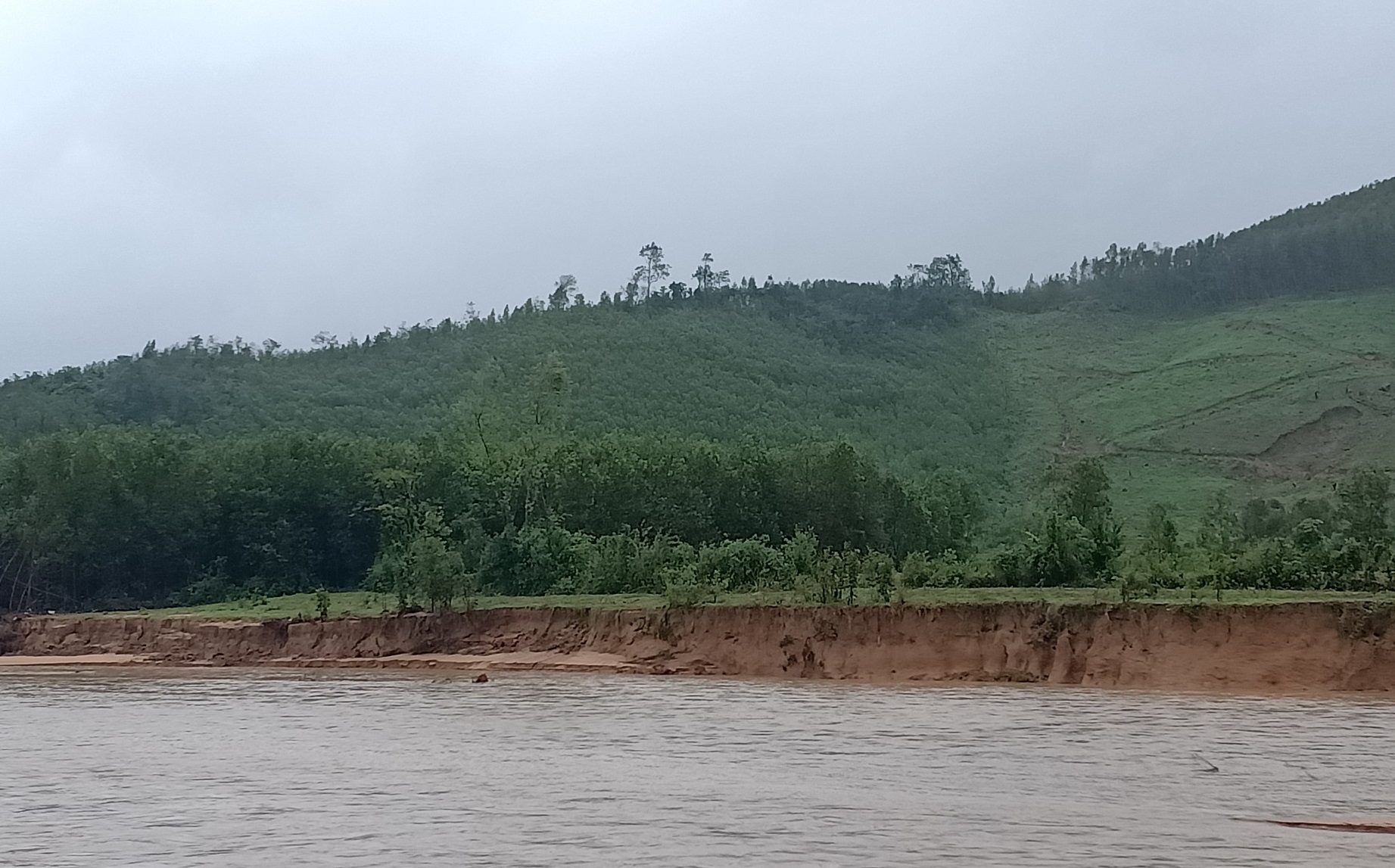 Sông Hà Thanh chảy qua địa bàn xã Canh Vinh (huyện Vân Canh) đang ngày càng “ăn” sâu vào đất sản xuất của người dân