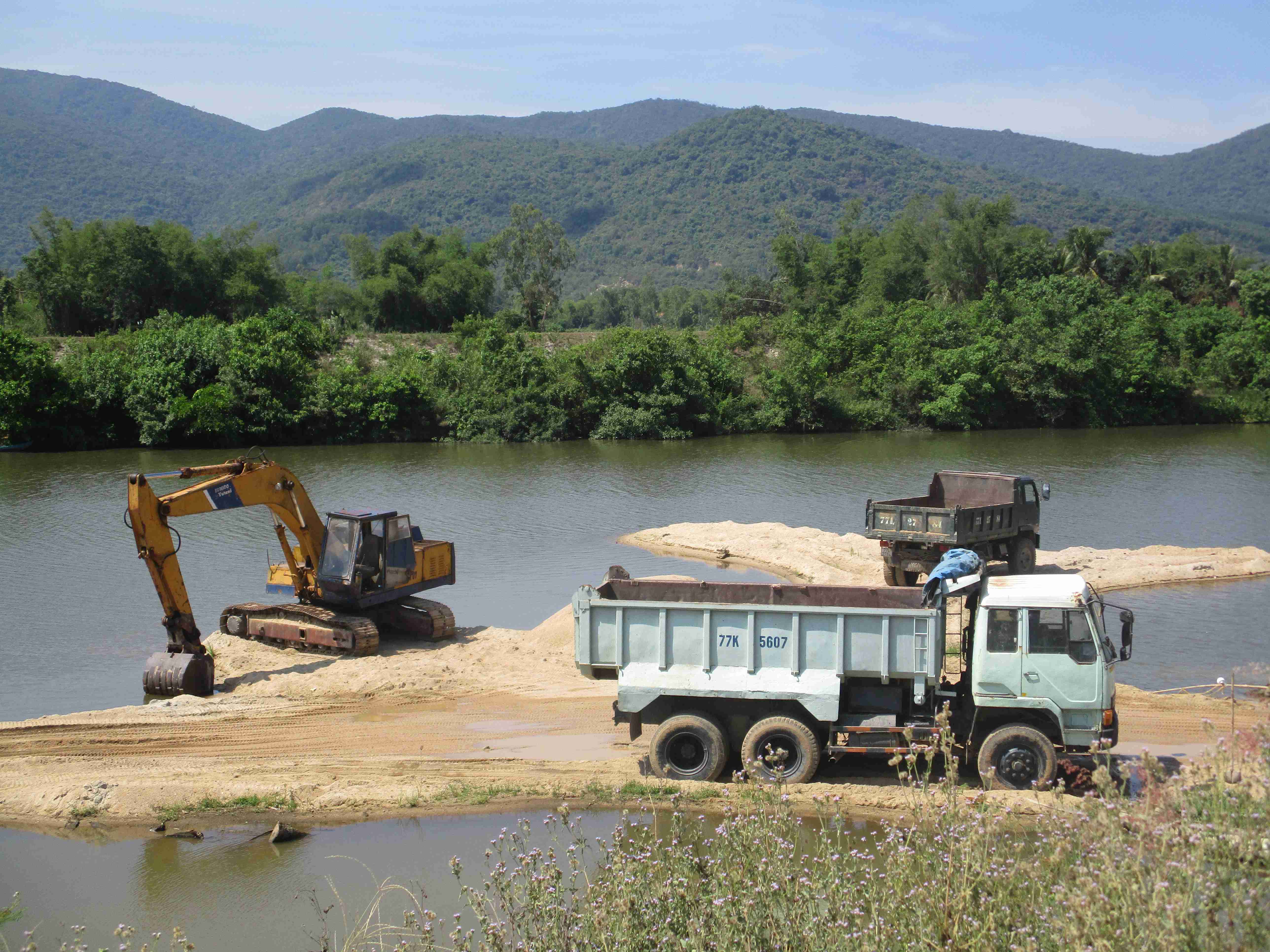 Nạn khai thác cát trộm là một trong những nguyên nhân gây sạt lở bờ sông ở Bình Định