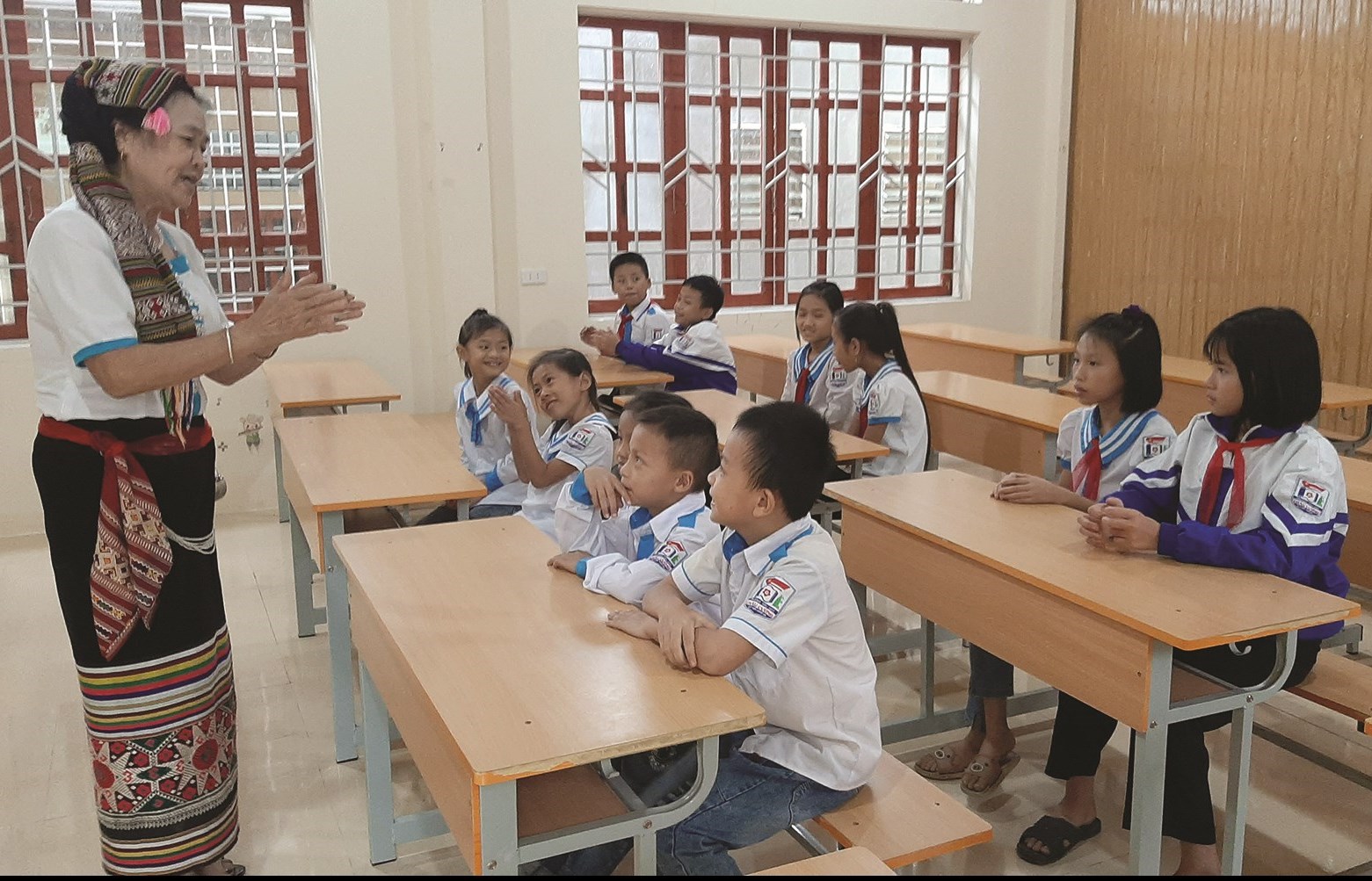Nghệ nhân Lương Thị Phiên dạy dân ca Thái cho học sinh xã Châu Cường