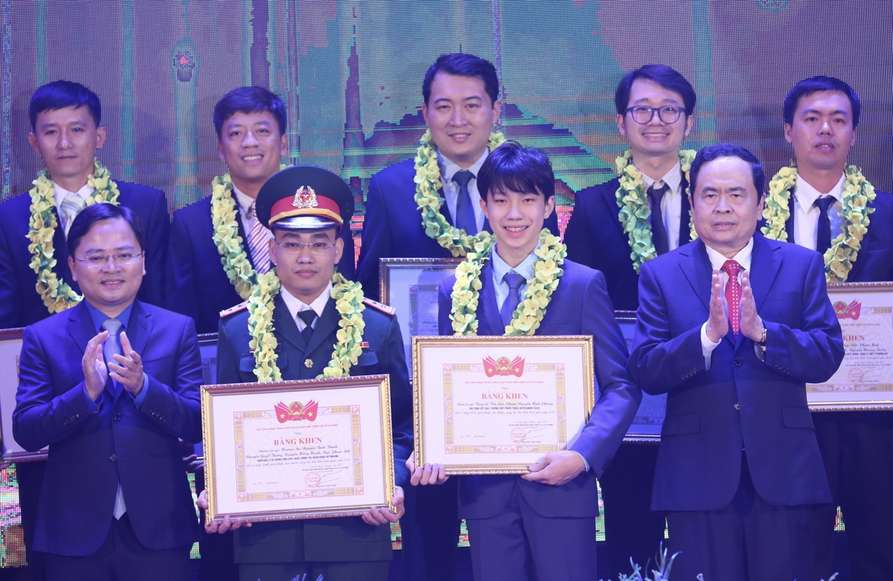 Chủ tịch Ủy ban Trung ương MTTQ Việt Nam Trần Thanh Mẫn (phải) và Bí thư thứ nhất Trung ương Đoàn TNCS Hồ Chí Minh Nguyễn Anh Tuấn (trái) trao giải thưởng Tuổi trẻ sáng tạo toàn quốc năm 2020