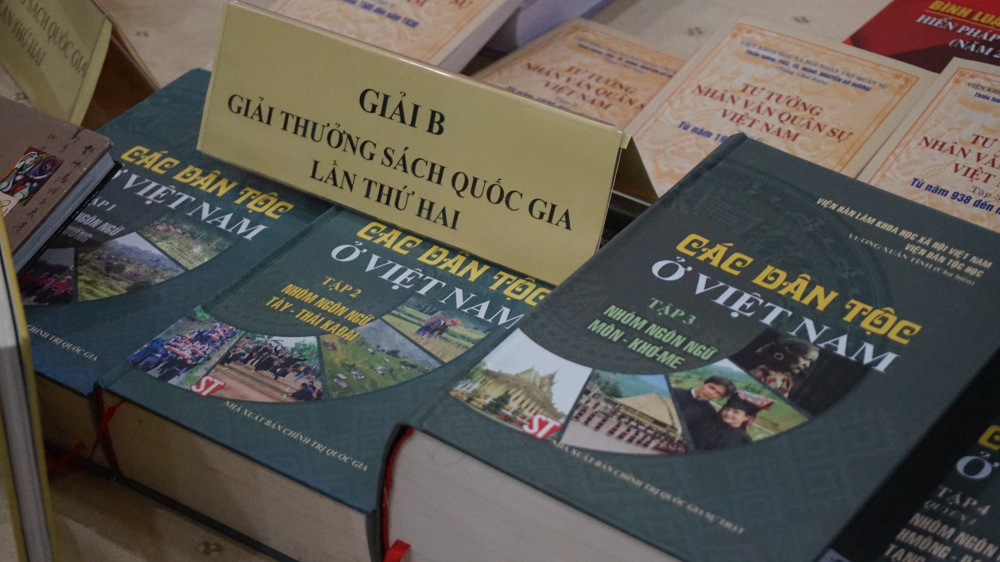 Bộ sách “Các dân tộc ở Việt Nam” là công trình nghiên cứu của Viện Dân tộc học, do Nhà xuất bản Chính trị quốc gia Sự thật biên tập, xuất bản