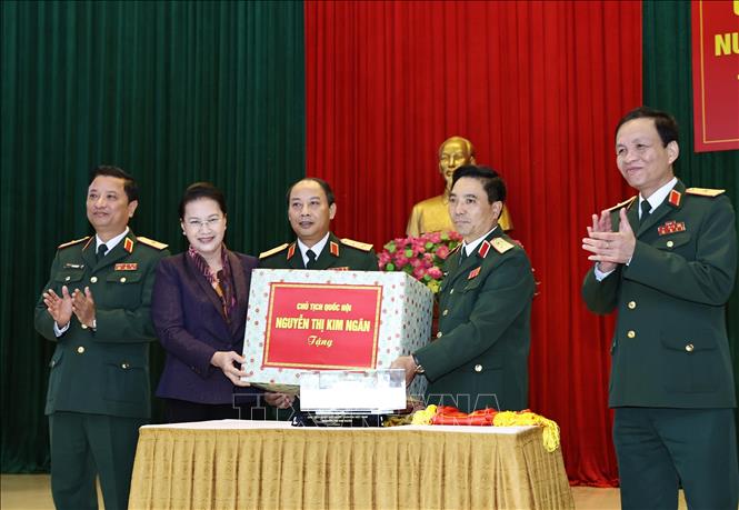  Chủ tịch Quốc hội Nguyễn Thị Kim Ngân tặng quà cho Bộ Tư lệnh Quân khu 4 Ảnh: Trọng Đức - TTXVN 