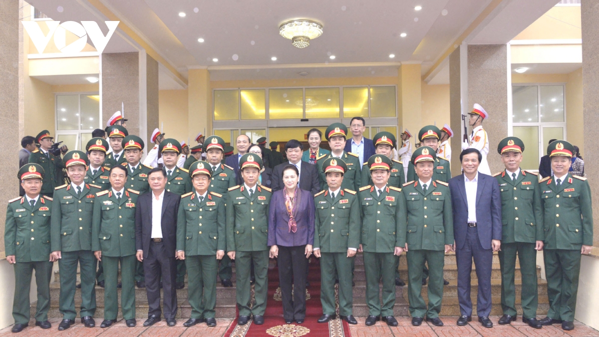 Chủ tịch Quốc hội cùng đoàn công tác chụp ảnh lưu niệm với lãnh đạo Quân khu 4