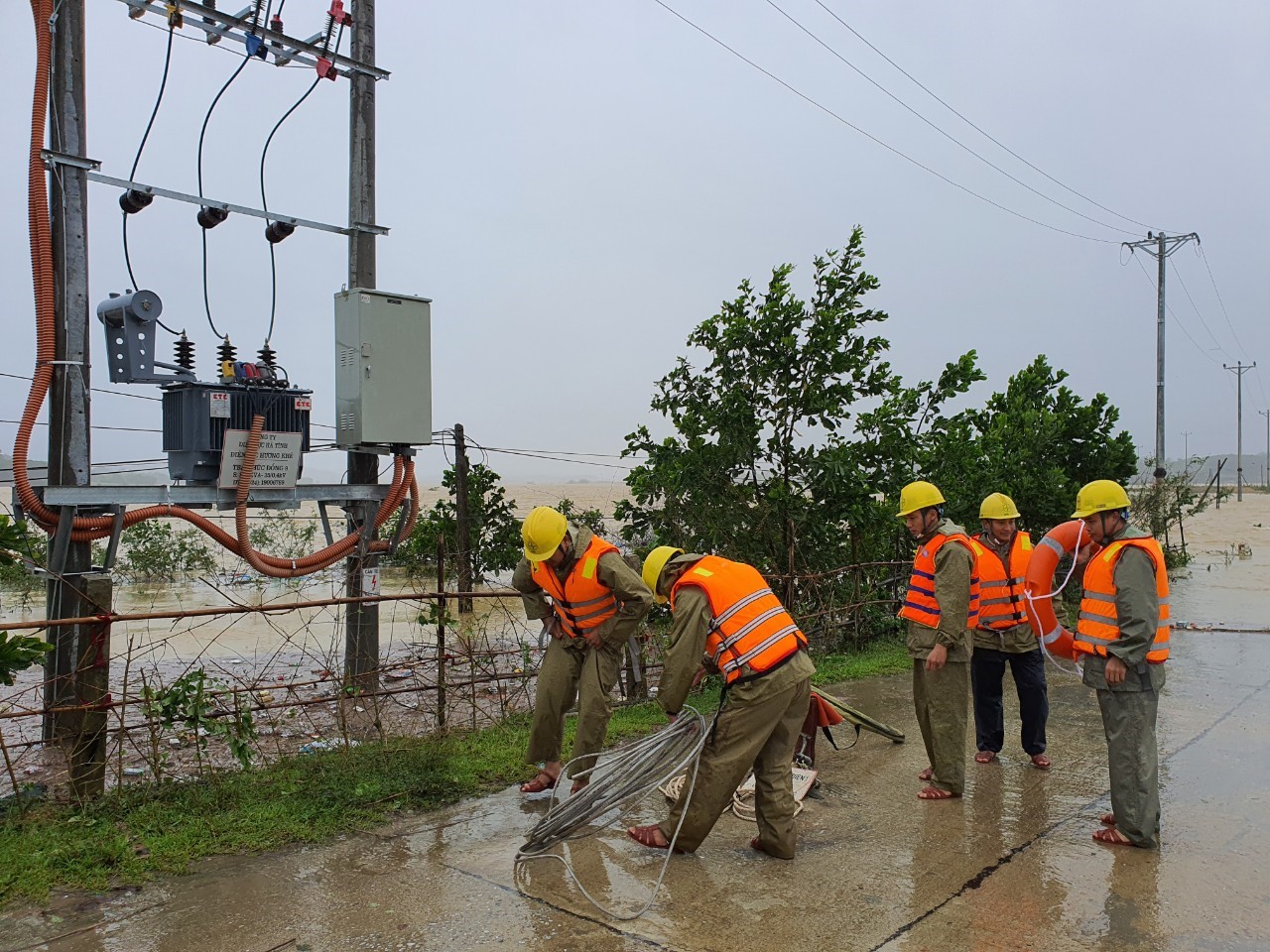 Công nhân ngành điện Hương Khê (Hà Tĩnh), khắc phục sự cố lưới điện do ảnh hưởng mưa lũ
