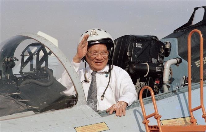 Chủ tịch nước Lê Đức Anh lên buồng lái máy bay chiến đấu Su-27 trong chuyến thăm Trung đoàn Không quân 937, Quân chủng Không quân Việt Nam (1/5/1996). Ảnh: Cao Phong/TTXVN