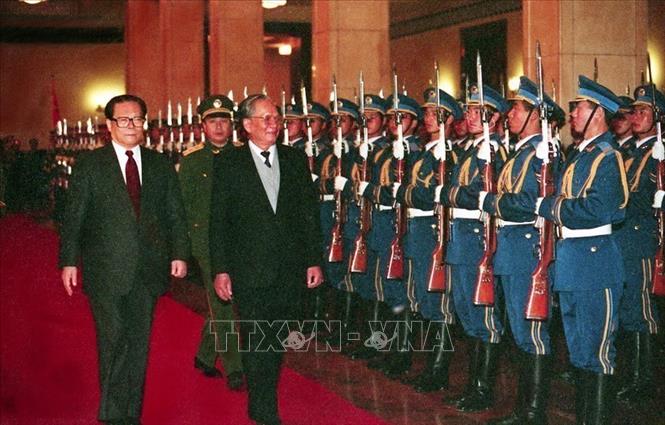 Chủ tịch nước Lê Đức Anh và Chủ tịch Trung Quốc Giang Trạch Dân duyệt đội danh dự tại Lễ đón ở Đại Lễ đường nhân dân, thủ đô Bắc Kinh, ngày 9/11/1993, trong chuyến thăm hữu nghị chính thức Trung Quốc từ 9 - 15/11/1993. Ảnh: Cao Phong/TTXVN