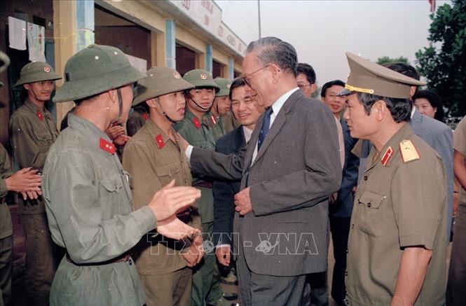 Chủ tịch nước Lê Đức Anh thân mật thăm hỏi các chiến sỹ trẻ mới nhập ngũ của Trung đoàn 43 bộ đội địa phương tỉnh Quảng Ninh (16/4/1994). Ảnh: Cao Phong/TTXVN
