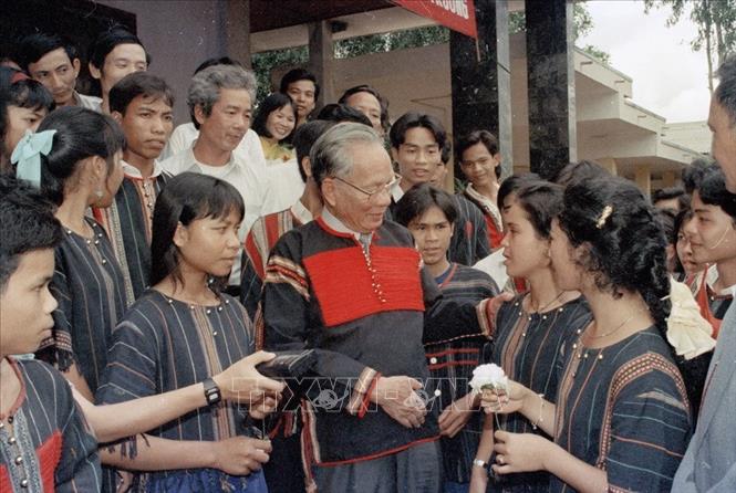Chủ tịch nước Lê Đức Anh thăm hỏi các cháu học sinh trường phổ thông dân tộc nội trú tỉnh Đắk Lắk (1996). Ảnh: Cao Phong/TTXVN