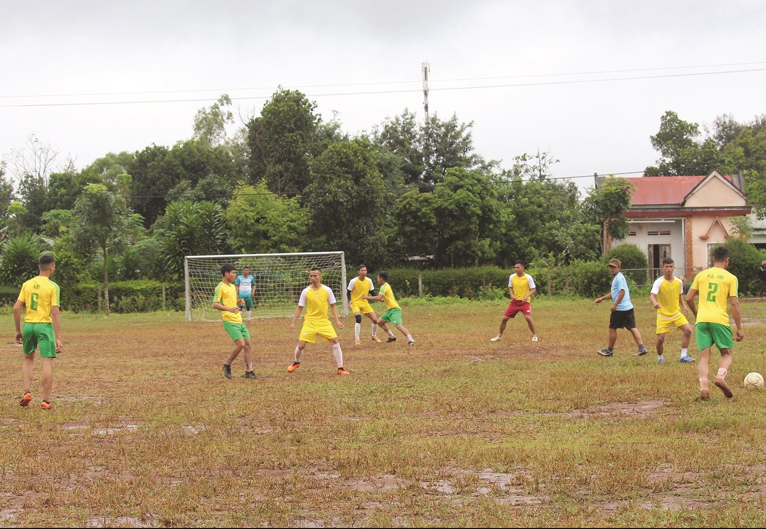 Mặc cho trời mưa đội bóng của các làng (xã Glar) vẫn ra sân thi đấu và thu hút được rất nhiều người dân làng đến xem bóng