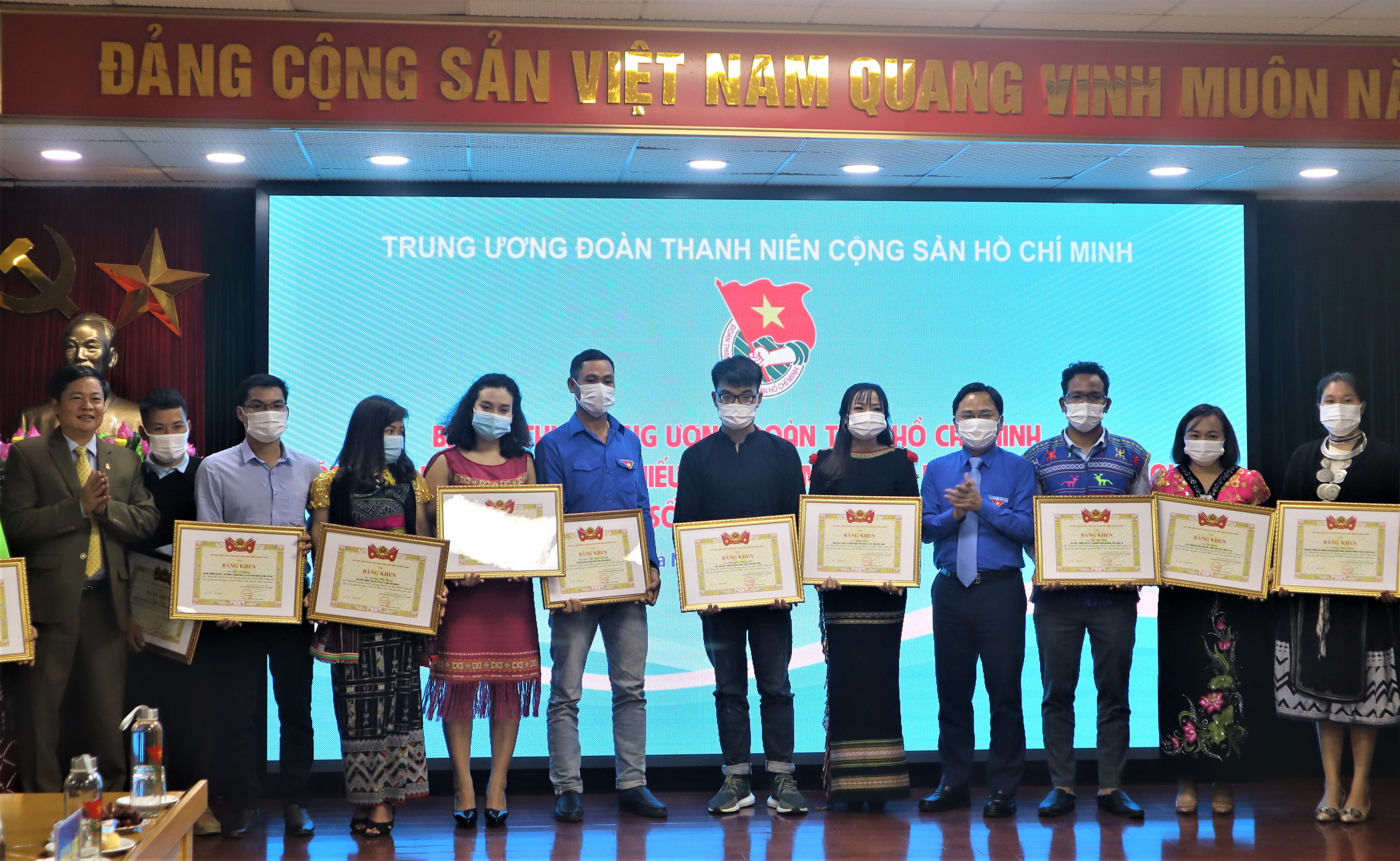 Các đại biểu thanh niên tham dự đại hội Đại biểu toàn quốc các DTTS lần thứ II nhận Bằng khen của Trung ương Đoàn TNCS Hồ Chí Minh