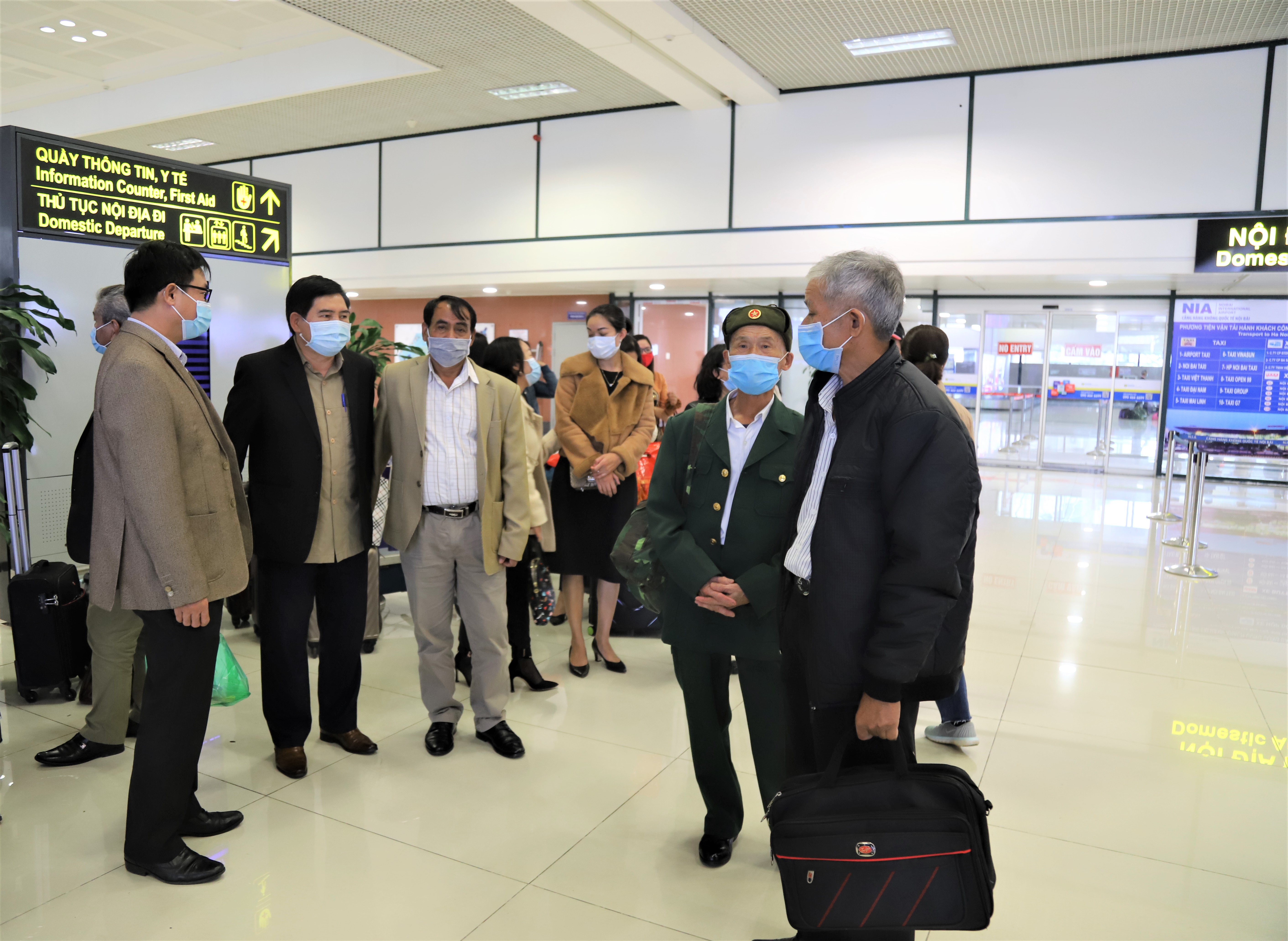 Ban Tổ chức thăm hỏi, trò chuyện với đại biểu Đoàn Kon Tum tại sân bay Nội Bài