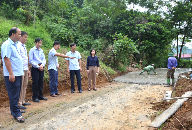 Thành ủy Tuyên Quang giám sát việc xây dựng đường bê tông tại thôn Bình Ca, xã An Khang, TP Tuyên Quang. (Ảnh TL)