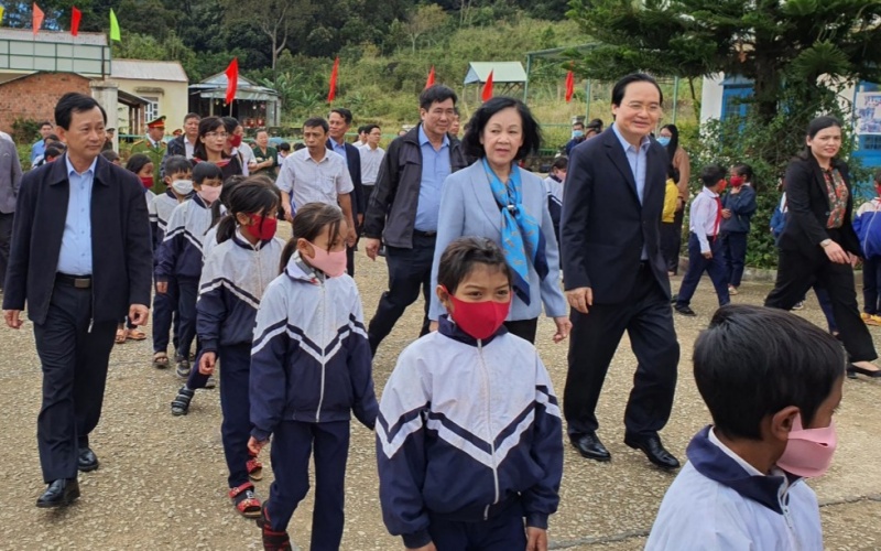 Đồng chí Trương Thị Mai và Đoàn công tác đến thăm và tặng quà giáo viên, học sinh có hoàn cảnh đặc biệt khó khăn.