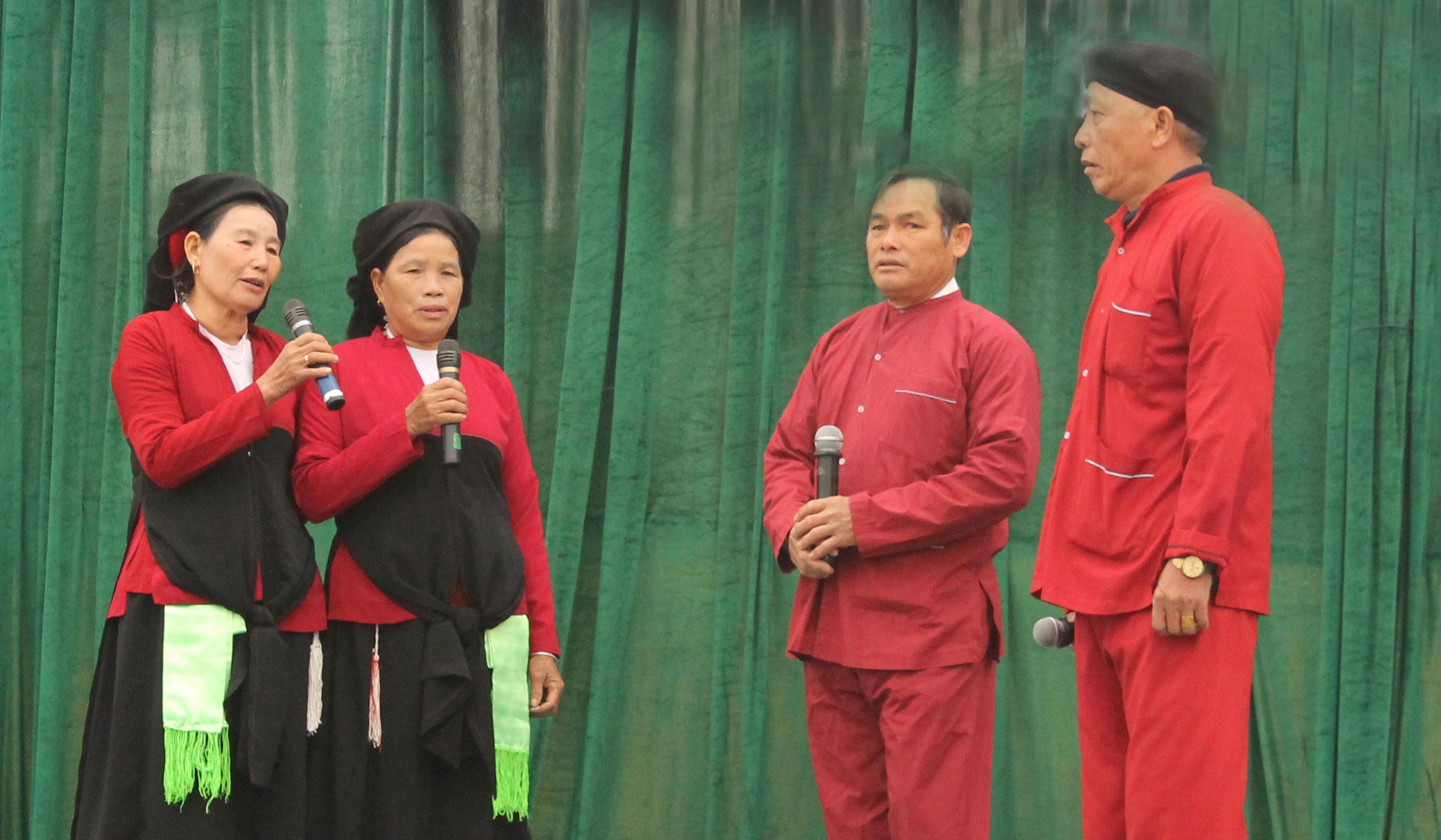 Một buổi giao lưu của CLB hát dân ca Sán Dìu xã Giáp Sơn, huyện Lục Ngạn