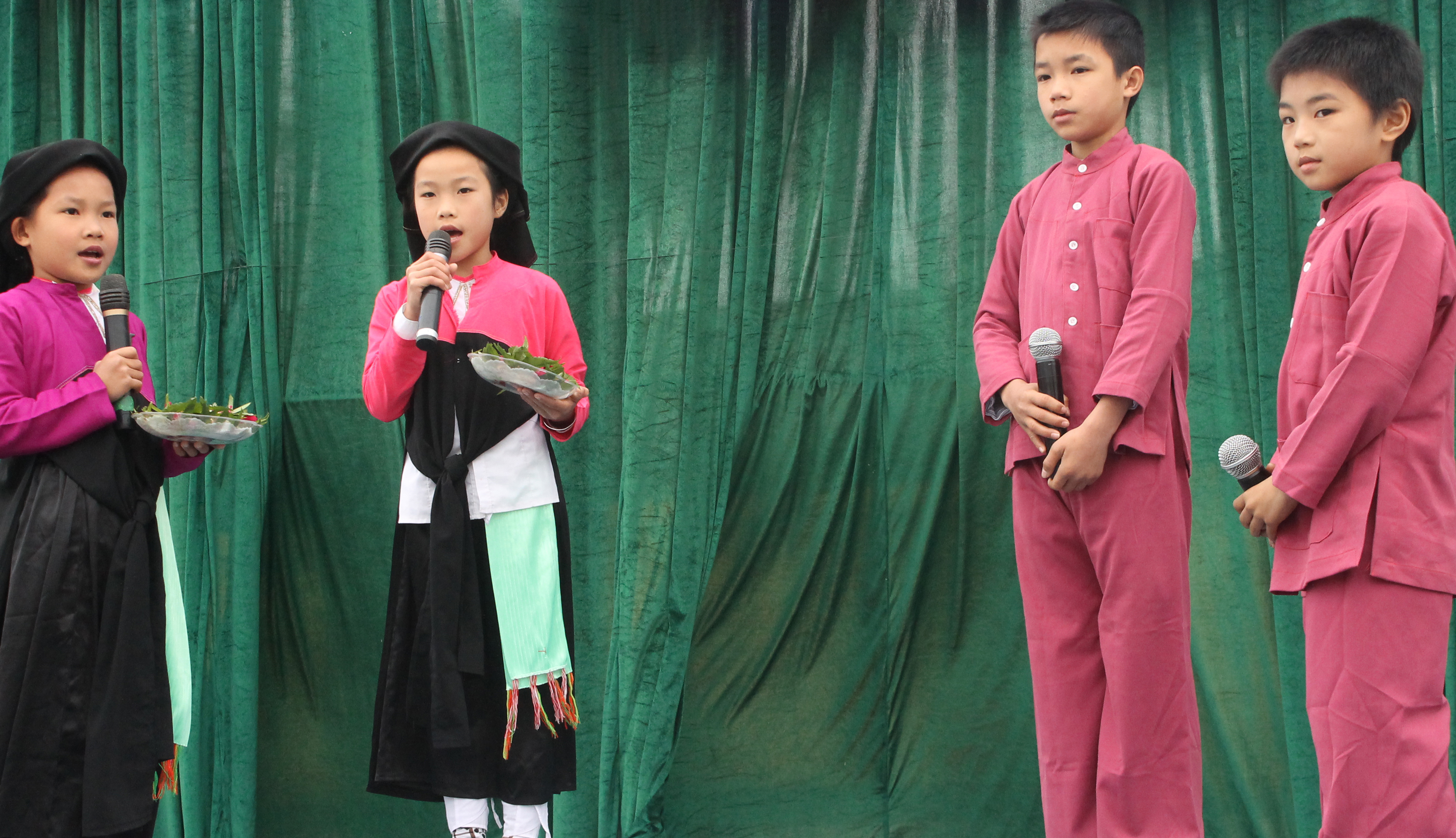 Trẻ em dân tộc Sán Dìu ở huyện Lục Ngạn hát soọng cô.