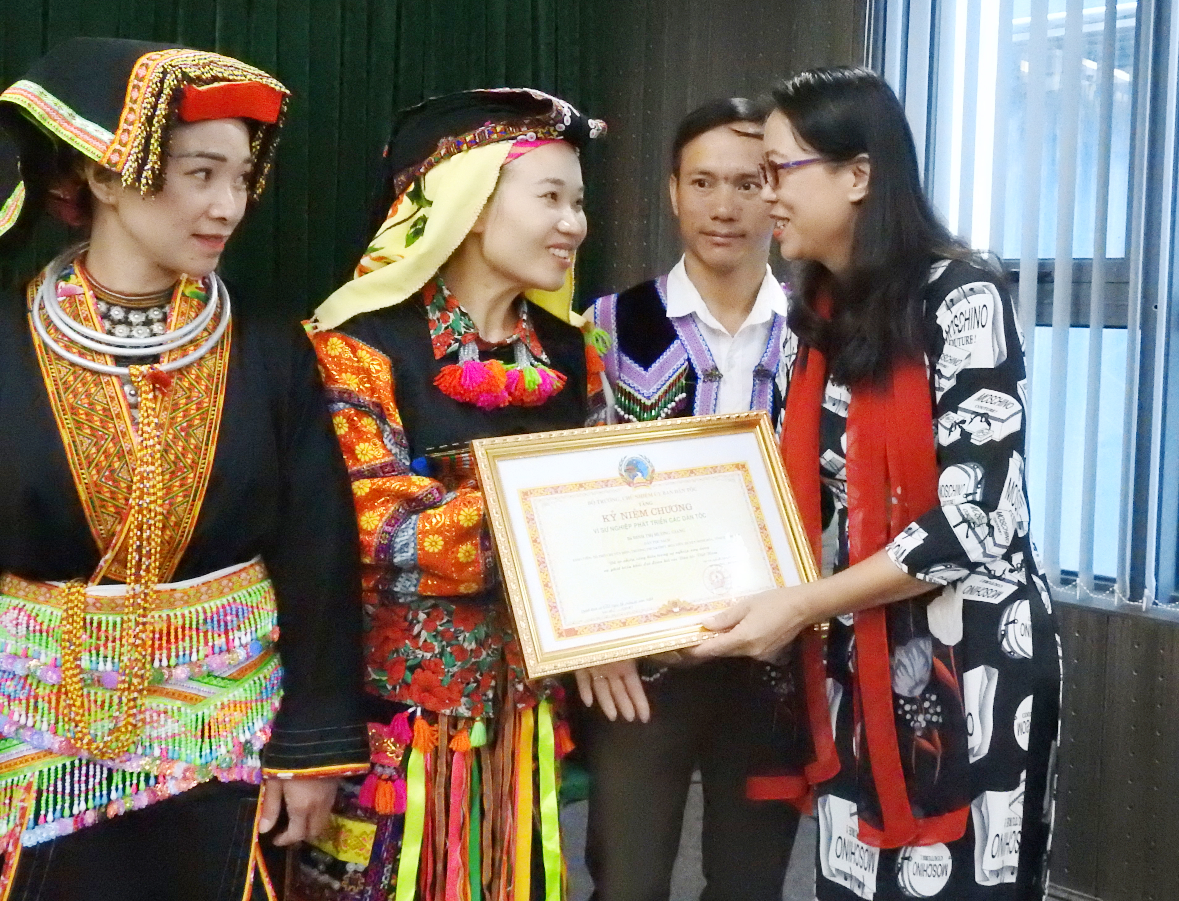 Thứ trưởng, Phó Chủ nhiệm UBDT- Hoàng Thị Hạnh trao Kỷ niệm chương" Vì sự nghiệp phát triển các dân tộc" cho Dìu Thị Quyến 