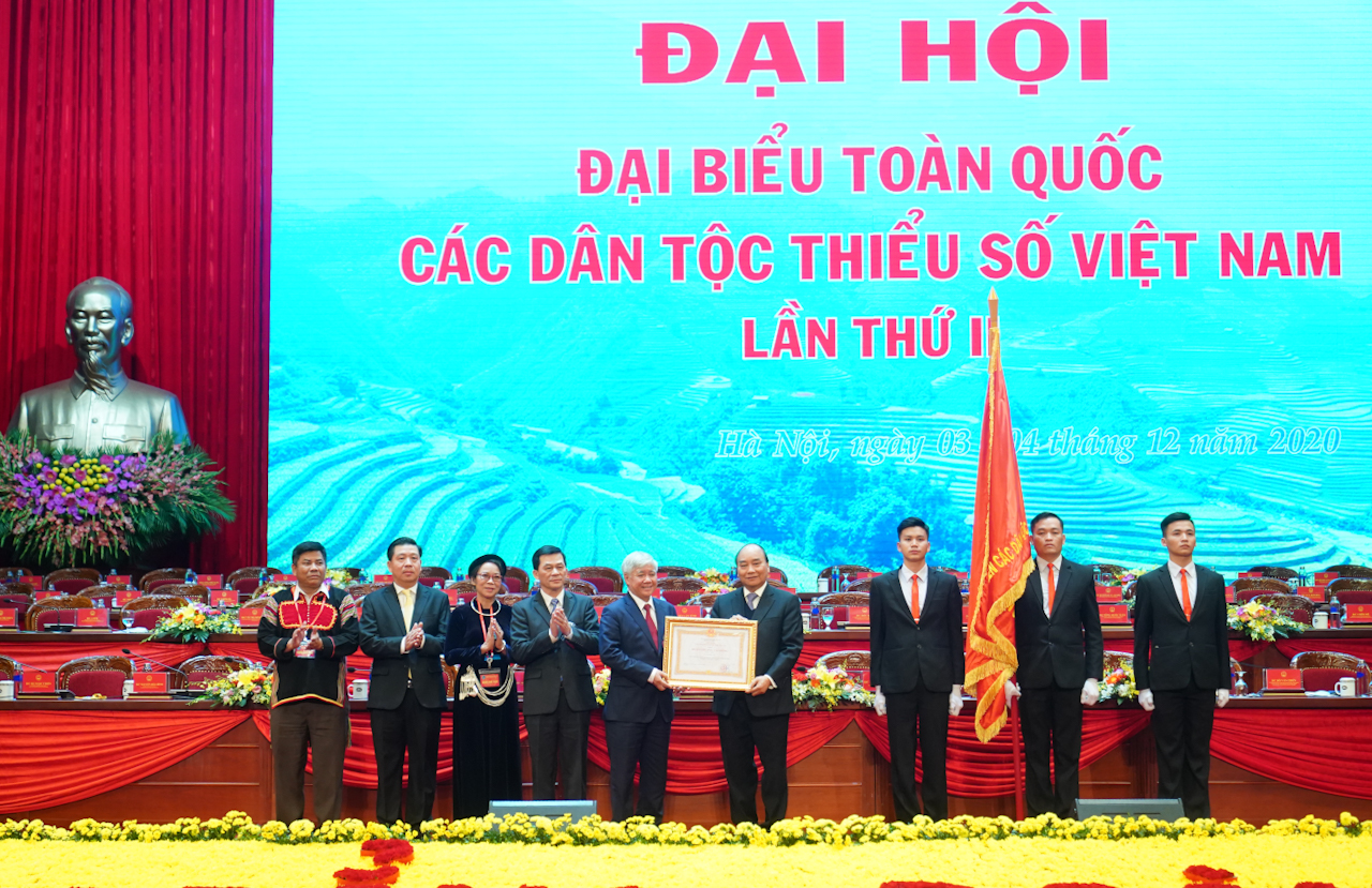 Thay mặt lãnh đạo Đảng, Nhà nước, Thủ tướng Nguyễn Xuân Phúc trao tặng Huân chương Lao động hạng Nhất cho Ủy ban Dân tộc