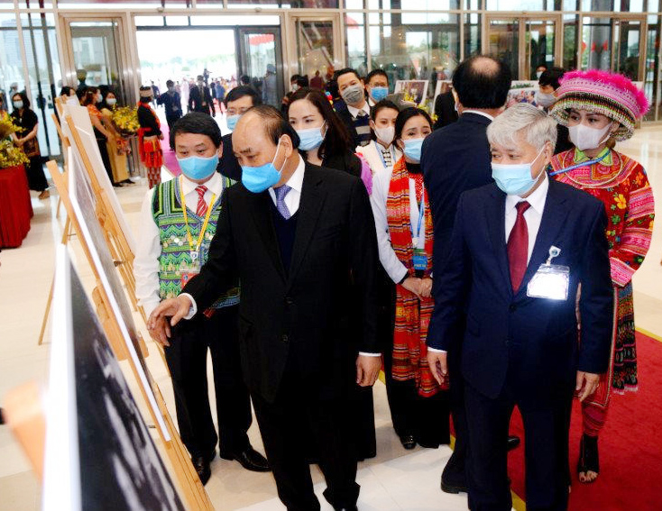 Thủ tướng Chính phủ Nguyễn Xuân Phúc và Bộ trưởng, Chủ nhiệm UBDT Đỗ Văn Chiến cùng các đại biểu thăm quan triển lãm ảnh các DTTS