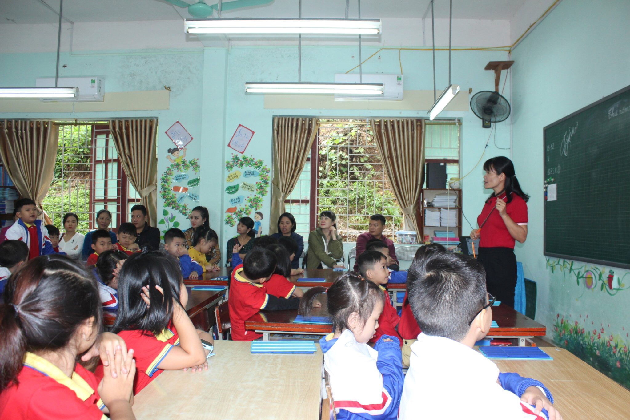 Các bậc phụ huynh tham gia một tiết học tiếng Việt cùng con tại Trường Tiểu học Nguyễn Bá Ngọc