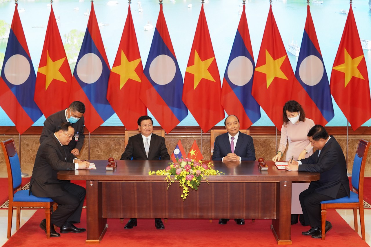 Hai Thủ tướng chứng kiến lễ ký các văn kiện hợp tác giữa hai nước. Ảnh: Quang Hiếu