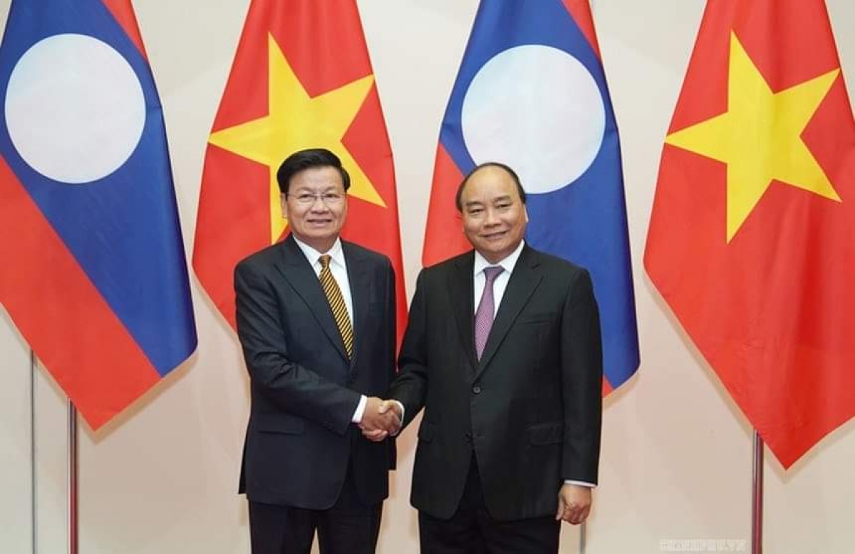Thủ tướng Lào Thongloun Sisoulith bắt tay Thủ tướng Nguyễn Xuân Phúc trong chuyến thăm chính thức Việt Nam hồi tháng 10/2019.
