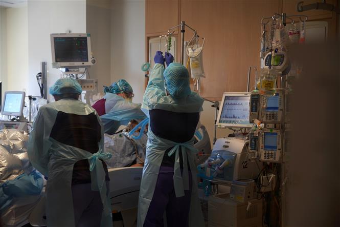 Nhân viên y tế điều trị cho bệnh nhân COVID-19 tại trung tâm y tế ở Worcester, Massachusetts (Mỹ) ngày 4/12/2020. Ảnh: AFP/TTXVN