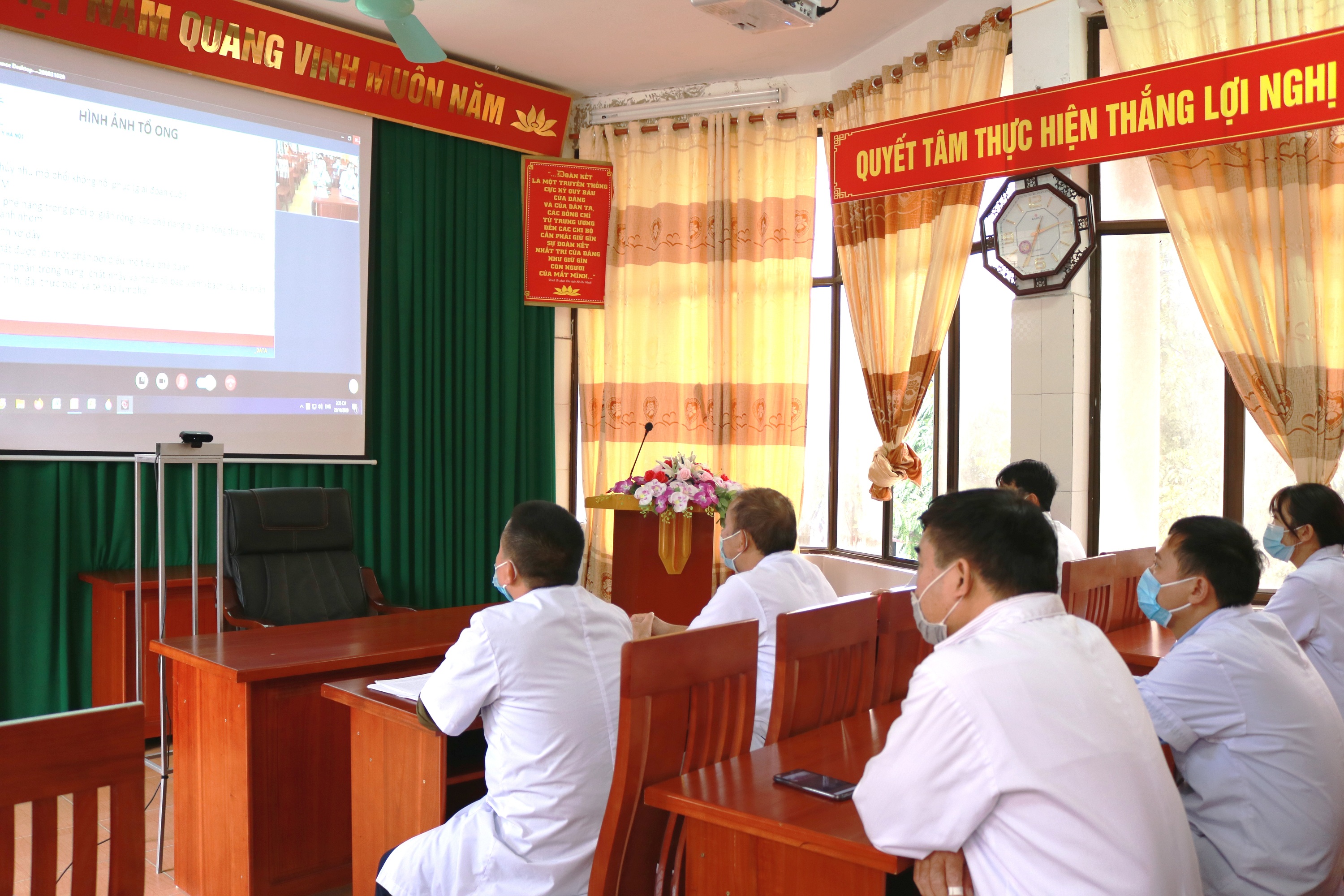 Các bác sĩ Bệnh viện Đa khoa huyện Quản Bạ trong một buổi tham gia hội chẩn trực tuyến do Bệnh viện Đại học Y Hà Nội chủ trì. 