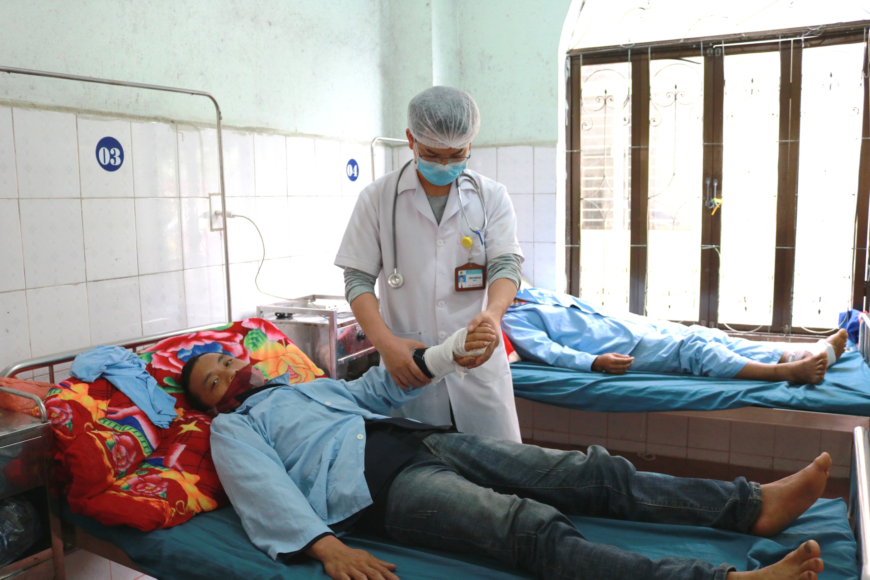 Bác sĩ Bệnh viện Đa khoa huyện Quản Bạ khám bệnh cho bệnh nhân đang điều trị tại bệnh viện.