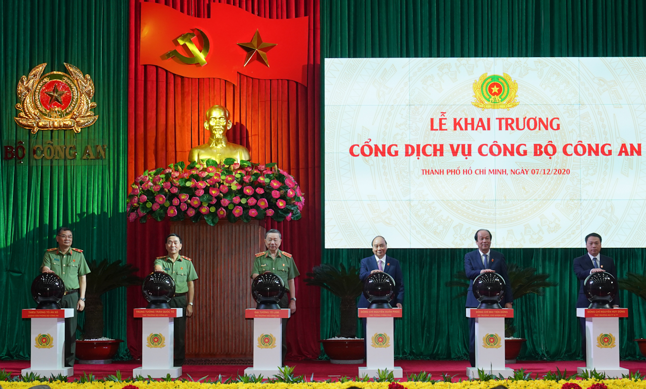 Thủ tướng Nguyễn Xuân Phúc và Bộ trưởng Tô Lâm cùng các đại biểu thực hiện nghi thức khai trương Cổng dịch vụ công Bộ Công an. Ảnh: VGP/Quang Hiếu