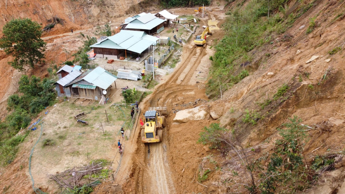 Huyện Phước Sơn đã và đang nỗ lực thông tuyến để vào các xã bị cô lập do sạt lở núi (Ảnh TL)