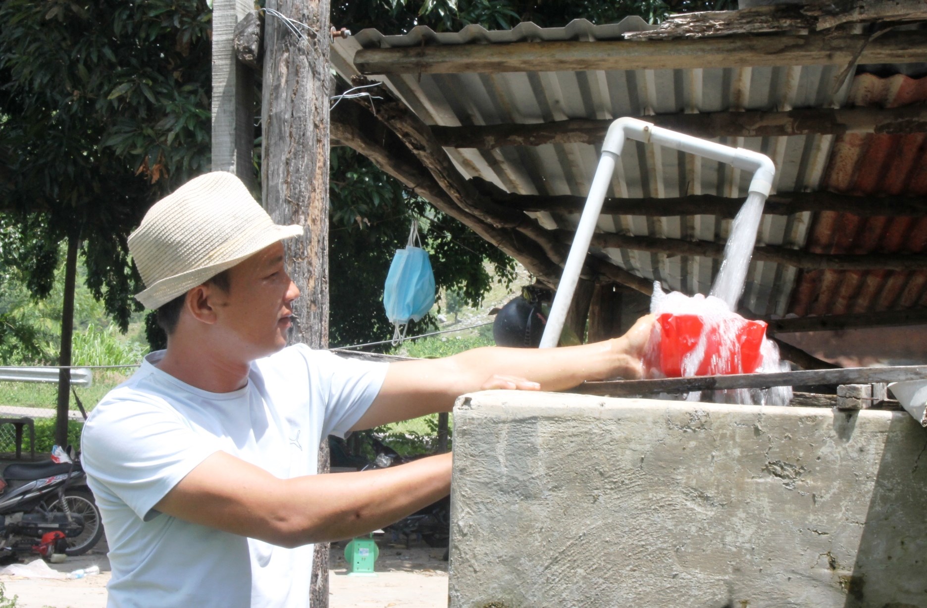 Nhờ hệ thống thủy lực mà gia đình anh Thạch có nước sử dụng để sinh hoạt, chăn nuôi và tưới cho vườn cây.